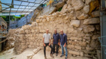 מנהלי החפירה ליד החומה- צילום קובי הראתי עיר דוד