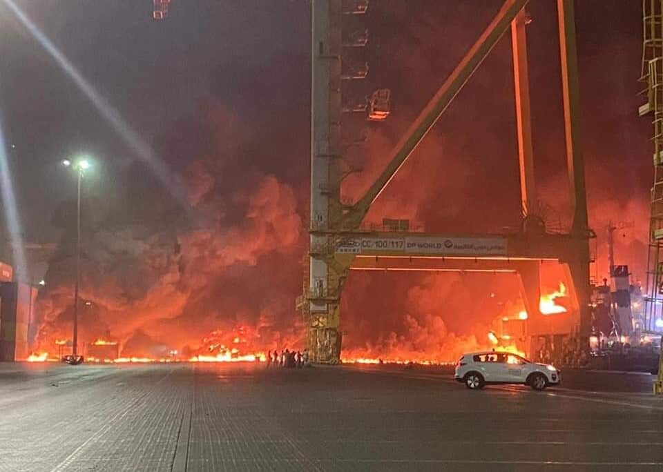 פיצוץ עז בנמל בדובאי (צילום: טוויטר)