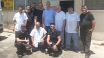 קובי גבסו (רביעי מימין, למעלה) עם עובדי המטבח במרכז הרפואי שיבא בתל השומר. "טבחים שעברו ניתוחים בידיים בעקבות הגידול בכמויות האוכל שהם מערבבים" (צילום: אלבום פרטי)