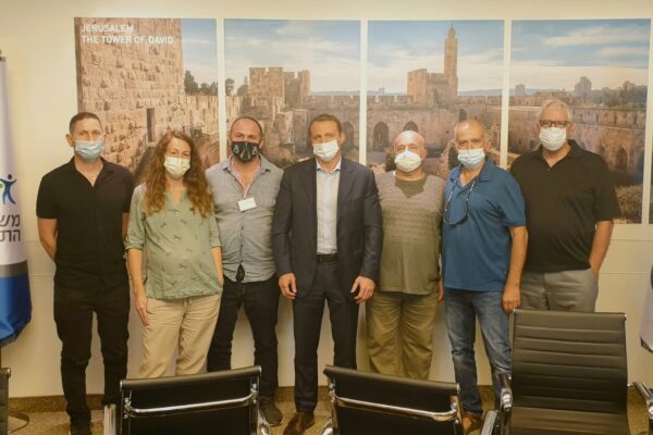 נציגי מורי הדרך מעמותת ״מורשת דרך״ בפגישתם עם שר התיירות יואל רזבוזוב (צילום: עמותת ״מורשת דרך״)