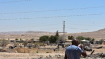 ג'ומעה טמטווה על רקע הכפר עבד'ה (צילום: טל כספין)