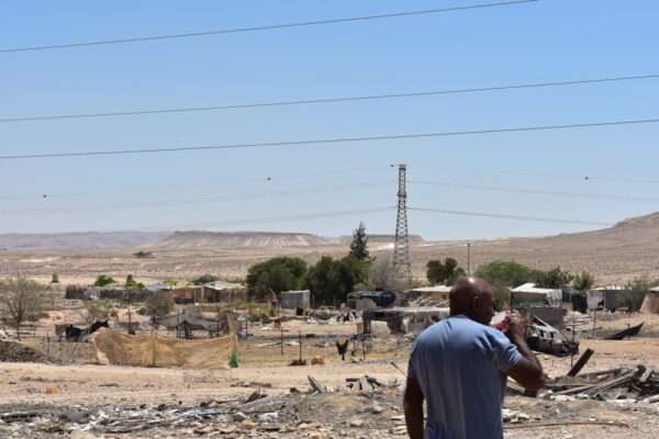 ג'ומעה טמטווה על רקע הכפר עבד'ה (צילום: טל כספין)