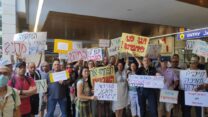 הפגנת מורי דריך בנתב"ג (צילום: באדיבות מורשת דרך, עמותת מורי הדרך בתיירות הנכנסת)