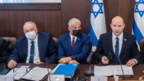 ראש הממשלה נפתלי בנט, שר החוץ יאיר לפיד ושר האוצר אביגדור ליברמן (צילום ארכיון: יונתן זינדל / פלאש 90)