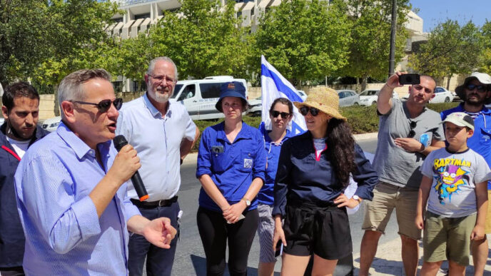 Health Minister Nitzan Horowitz speaking at a demonstration organized by health organizations and youth movements against the approval of the budget (Photo: Nizzan Zvi Cohen)
