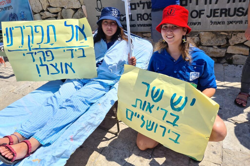 יסמין שרון וענבר לביא, 18, קומונריות במחנות העולים. "לא רוצים מצב כזה עבור ההורים והסבים שלנו" (צילום: דפנה איזברוך)