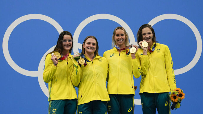 נבחרת השליחות של אוסטרליה שוברת את שיא העולם ב-4X100 וזוכה בזהב (צילום: AP Photo/Gregory Bull)