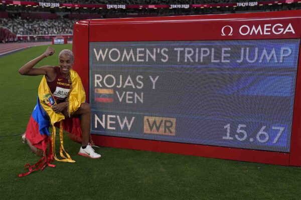 יולימאר רוחאס לאחר שקבעה את שיא העולם בקפיצה משלושת (צילום: AP Photo/David J. Phillip)