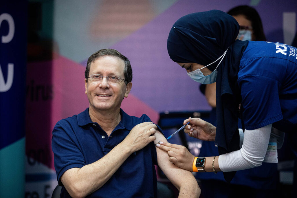 נשיא המדינה, יצחק הרצוג, מקבל מנה שלישית של חיסון הקורונה (צילום: יונתן סינדל / פלאש 90)