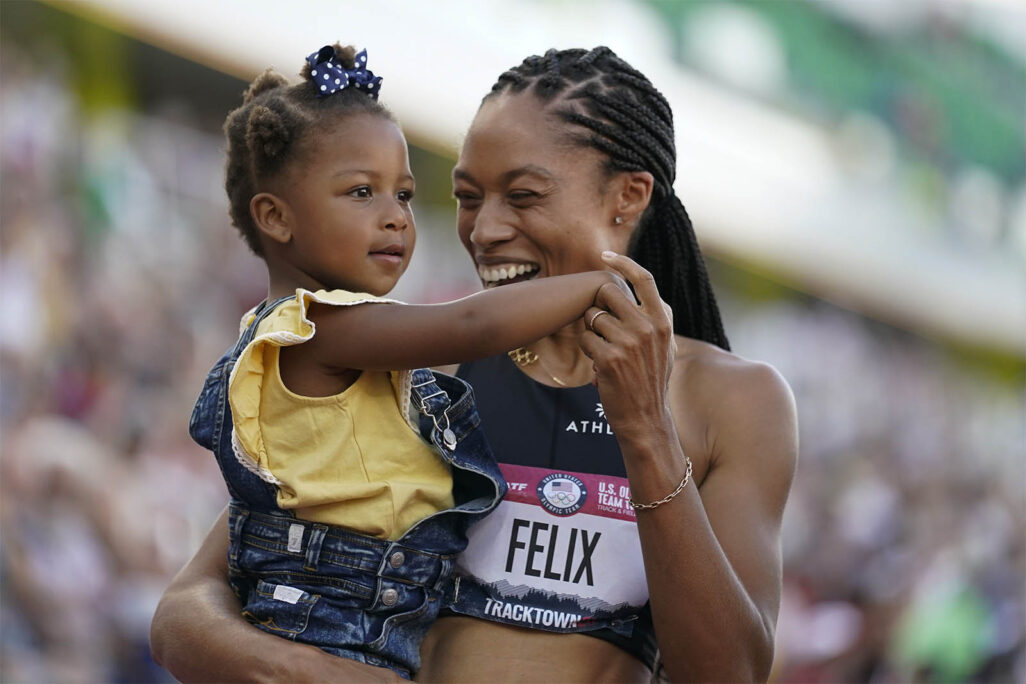 האצנית האמריקאית, אליסון פליקס, חוגגת עם בתה קמרין את העפלתה לאולימפיאדת טוקיו, החמישית בקריירה שלה (AP/Ashley Landis)