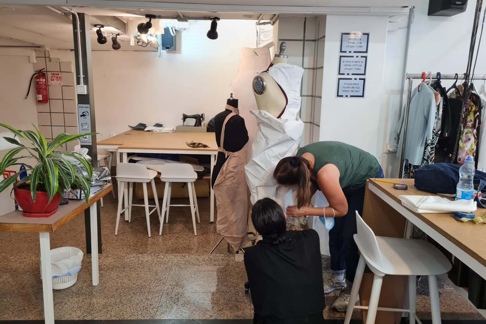 מעצבת ותדמיתנית מודדות היקפים. "עובדים פה תדמיתנית ותופר, ומועסקים שני אסיסטנטים שעוזרים לתופרות" (צילום: הדס יום טוב)