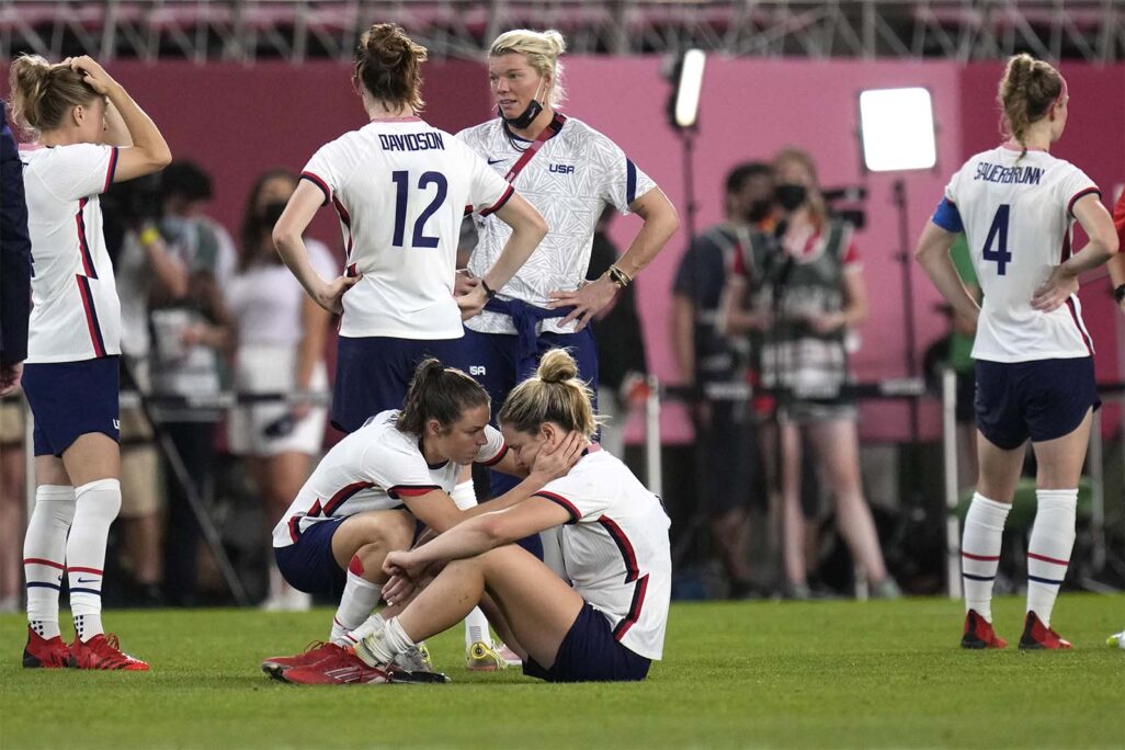 שחקניות נבחרת ארה&quot;ב מאוכזבות לאחר ההפסד בחצי הגמר לקנדה. טורניר חלש לאלופת העולם, שיכולה לזכות בארד (AP Photo/Andre Penner)