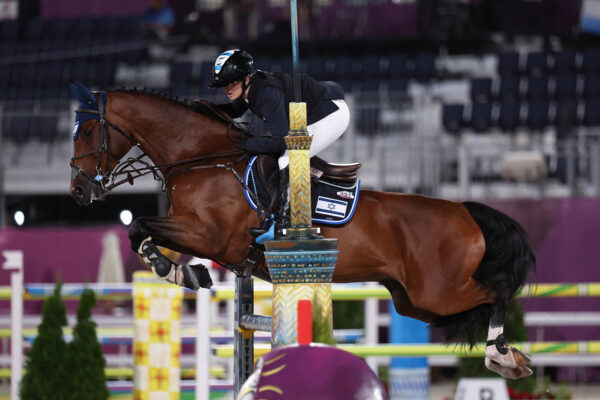 אשלי בונד והסוס דונאטלו 141 בתרגיל קפיצות הראווה בטוקיו. עלו לגמר האולימפי מהמקום השלישי במוקדמות (Photo by Friso Gentsch/picture alliance via Getty Images)
