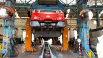 קטר רכבת ששוקל 100 טון מוכן לטיפול בסדנת הרכבת בחיפה (צילום: יעל אלנתן)