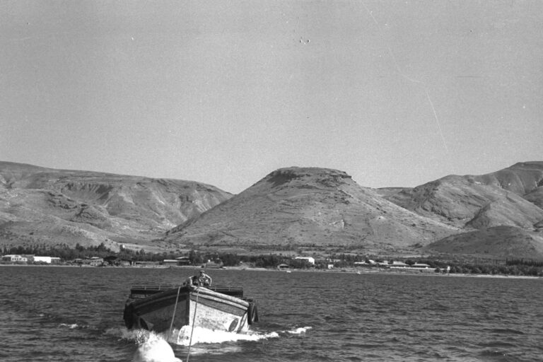 Mount Susita behind Kibbutz Ein Gev, 1948. (Photo: GPO)