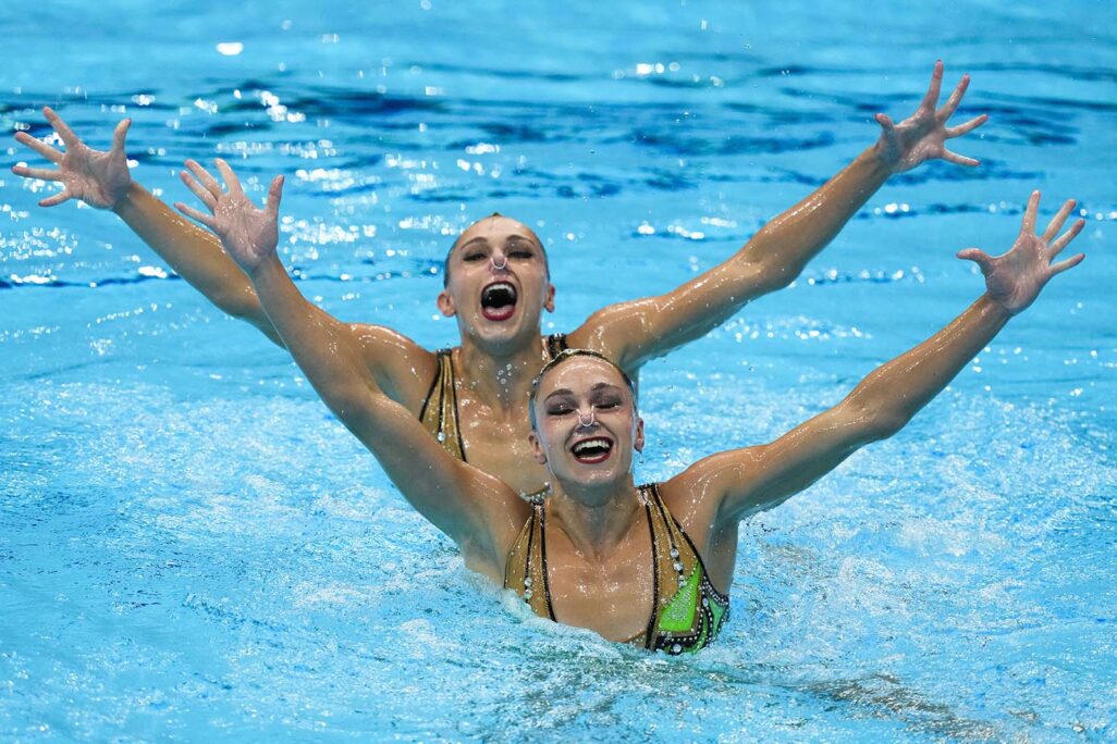 התאומות לורה ושרלוט טרמבל מייצגות את צרפת בתחרויות השחייה האמנותית (צילום: AP Photo/Dmitri Lovetsky)