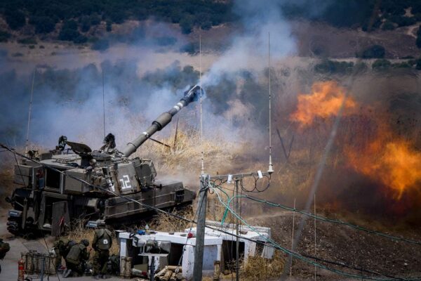 טנקים של צה"ל יורים פגזים לעבר דרום לבנון לאחר ירי חיזבאללה לאזור הגליל והגולן (צילום: באסל עווידאת, פלאש 90)