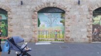איורים של אסף בן ארוש ברחוב יפו המתארים את חוויותיו כחקלאי מתחיל (צילום: מיכאל יעקובסון. למצולמת אין קשר לכתבה)