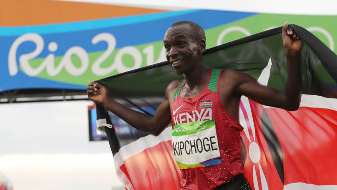 אליוד קיפצ'וגה מקניה, שיאן העולם בריצת מרתון. &quot;רוצה לתת השראה למשפחת בני האנוש&quot; (צילום: AP Photo/Petr David Josek)