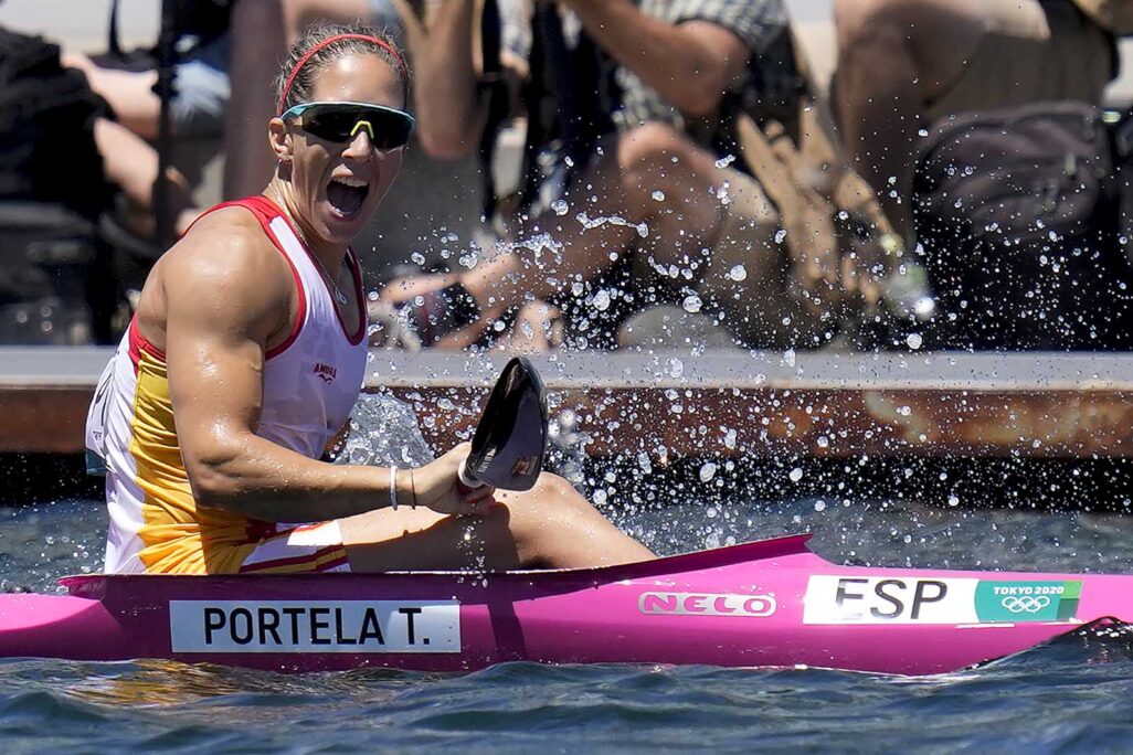 חותרת הקאנו תרסה פורטלה מספרד זוכה במדליה ראשונה באולימפיאדה השישית שלה (צילום: AP Photo/Kirsty Wigglesworth)