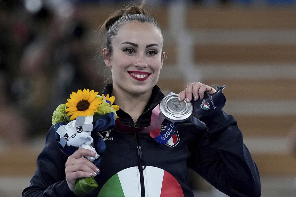 ונסה פרארי האיטלקייה זוכה מדליית הכסף בתרגיל הקרקע, באולימפיאדה הרביעית שלה (צילום: AP Photo/Ashley Landis)