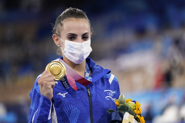 לינוי אשרם עם מדליית הזהב האולימפית בטוקיו (צילום: AP Photo/Ashley Landis)