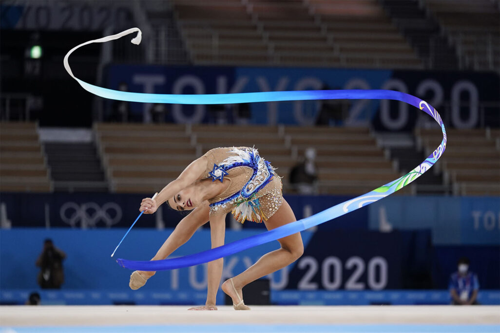 לינוי אשרם בתרגיל הסרט בגמר הקרב רב באולימפיאדת טוקיו (AP Photo/Ashley Landis)(צילום: AP Photo/Ashley Landis)
