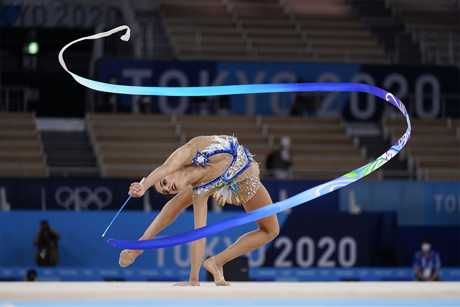 לינוי אשרם במהלך תרגיל בגמר הקרב-רב באולימפיאדת טוקיו (AP Photo/Ashley Landis)(צילום: AP Photo/Ashley Landis)
