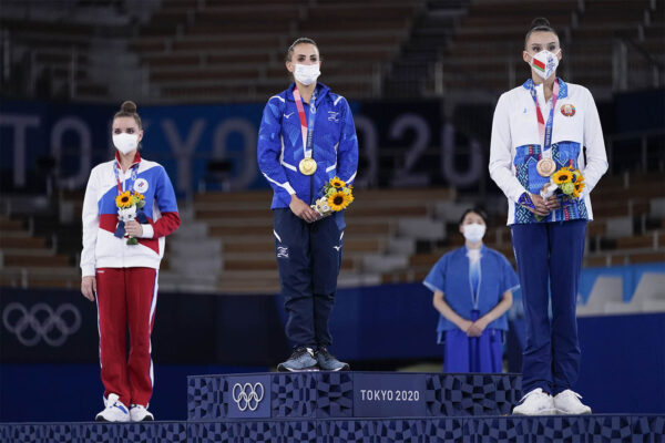 לינוי אשרם (במרכז) מקבלת את מדליית הזהב בקרב רב משמאל: דינה אברינה (רוסיה) שזכתה במדליית הכסף, ומימין: אלינה הרנסקו (בלרוס) (AP Photo/Ashley Landis)
