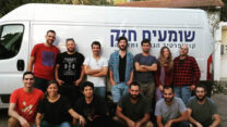 צוות שומעים חזק. אבנר אלמוג (ימין למעלה), מיה טל, יותם רוזנבלט, ניר עמית, גיא טלסניק, שאול סלוצקי, גיא בן גיגי, דורון קורן, ניר כהן, מור מירון, אילן שקלארש, דפנה שמיר, יוני בן בסט (צילום: שומעים חזק)