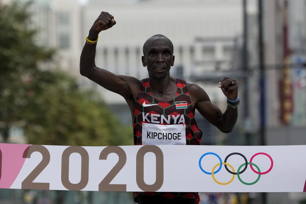 אליוד קיפצ'וגה מקניה חוצה ראשון את קו הסיום במרתון הגברים של אולימפיאדת טוקיו 2020 (צילום: AP Photo/Eugene Hoshiko)