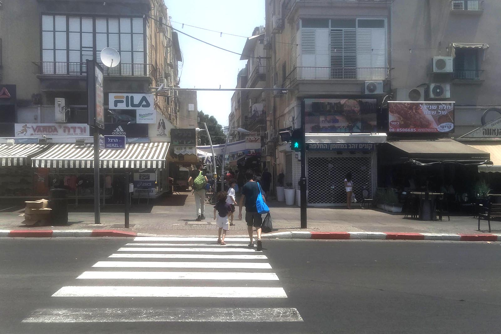 מעבר חצייה ברחוב הרצל, רחובות. כל מטר אוצר איזו חוויה, זיכרון או מחשבה (צילום: אסף צבי)