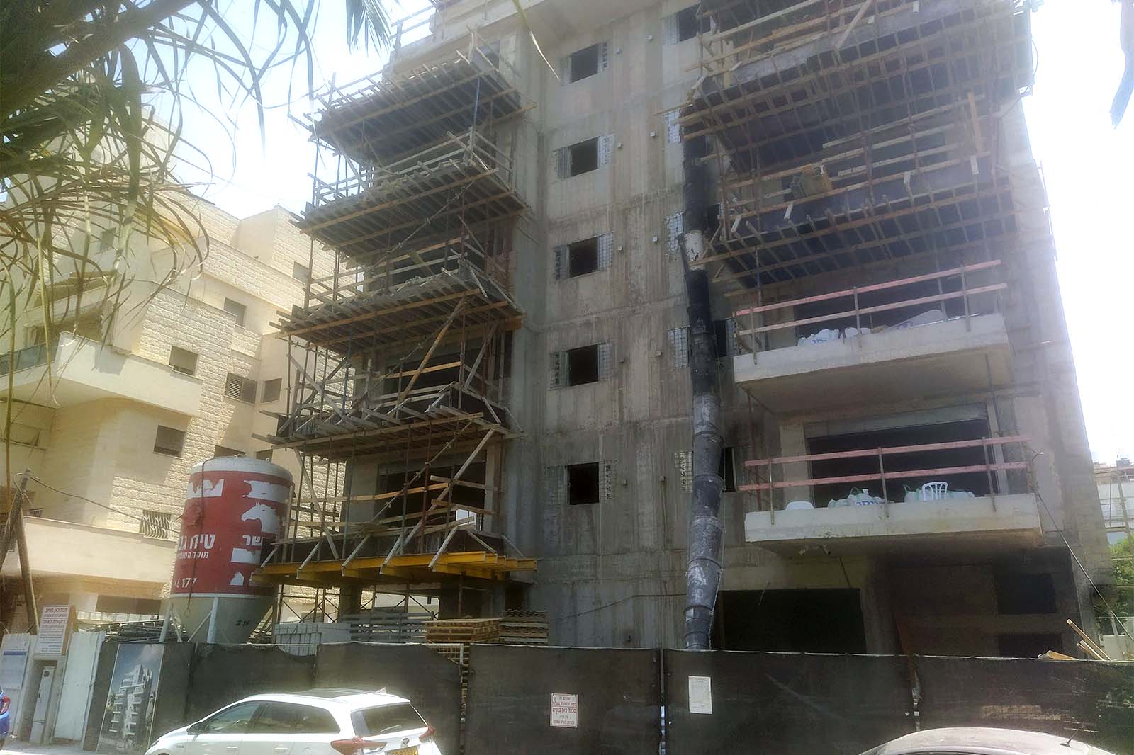 בניין שנבנה בשנה האחרונה ברחוב שפינוזה ברחובות (צילום: אסף צבי)