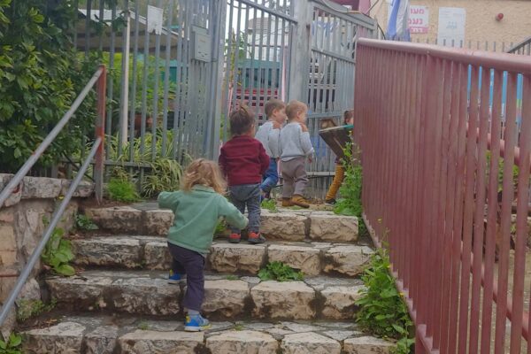 הכניסה למעון ברחובות. איך להיפרד מהדרך ומהנוף שרגלינו פסעו בו מאות, אולי אלפי, פעמים (צילום: אסף צבי)