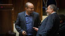 שר האוצר אביגדור ליברמן (מימין) וראש הממשלה נפתלי בנט במליאת הכנסת (צילום ארכיון: הדס פרוש / פלאש 90)
