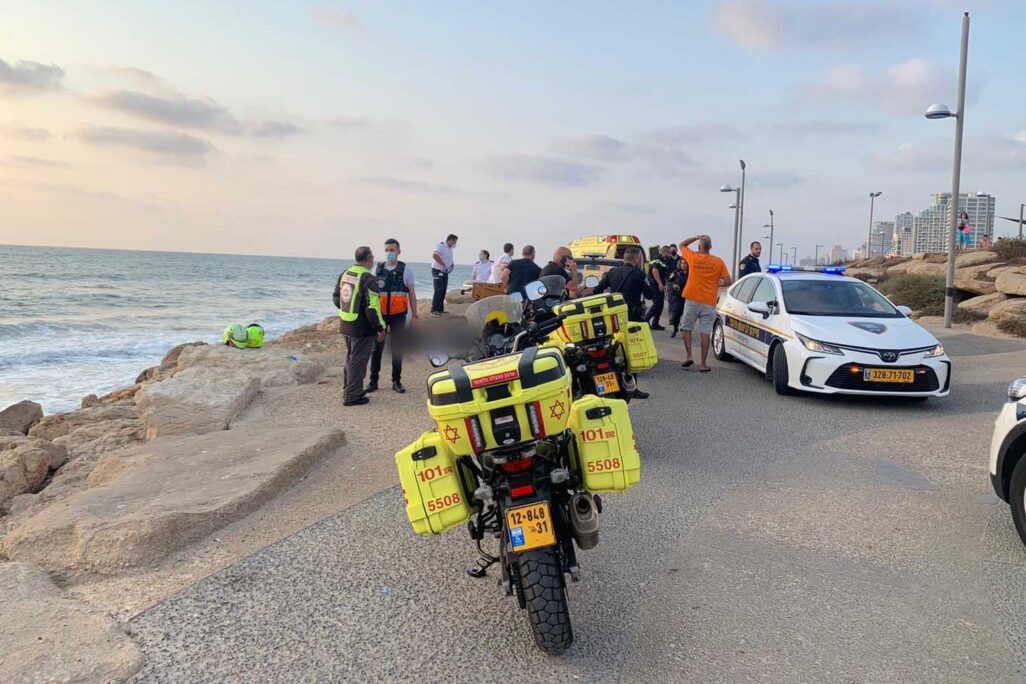 המקום בו נמשתה גופתו של גבר בן 25 שטבע למוות בחוף צ'ארלס קלור בתל אביב. (צילום: דוברות מד"א)