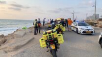 המקום בו נמשתה גופתו של גבר בן 25 שטבע למוות בחוף צ'ארלס קלור בתל אביב. (צילום: דוברות מד"א)
