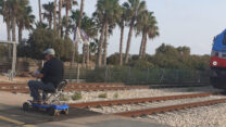 מחאת הנכים, חוסמים את הרכבת (צילום: קבוצות מחאת הנכים בישראל)
