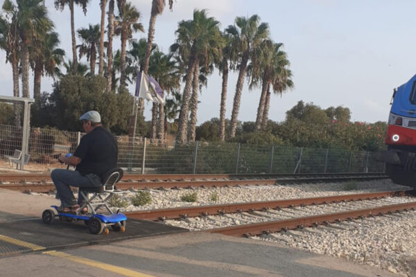 מחאת הנכים, חוסמים את הרכבת (צילום: קבוצות מחאת הנכים בישראל)