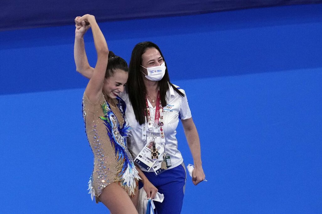 לינוי אשרם והמאמנת איילת זוסמן חוגגות את הבטחת המדליה בגמר האולימפי בטוקיו (צילום: גרגורי בול, AP Photo)