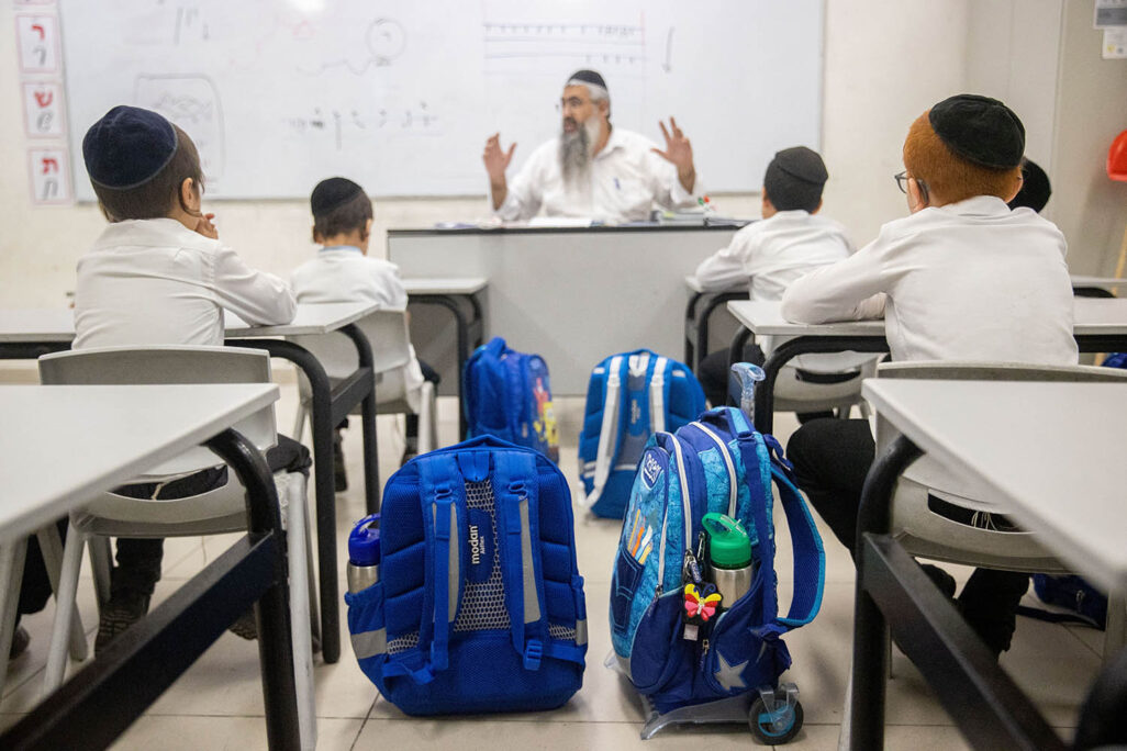 מורה ותלמידים בבית ספר חרדי בשכונת נווה יעקב בירושלים, ביום הראשון ללימודים במוסדות החינוך החרדי לבנים (צילום: יונתן זינדל, פלאש 90)