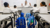 מורה ותלמידים בבית ספר חרדי בשכונת נווה יעקב בירושלים, ביום הראשון ללימודים במוסדות החינוך החרדי לבנים (צילום: יונתן זינדל, פלאש 90)