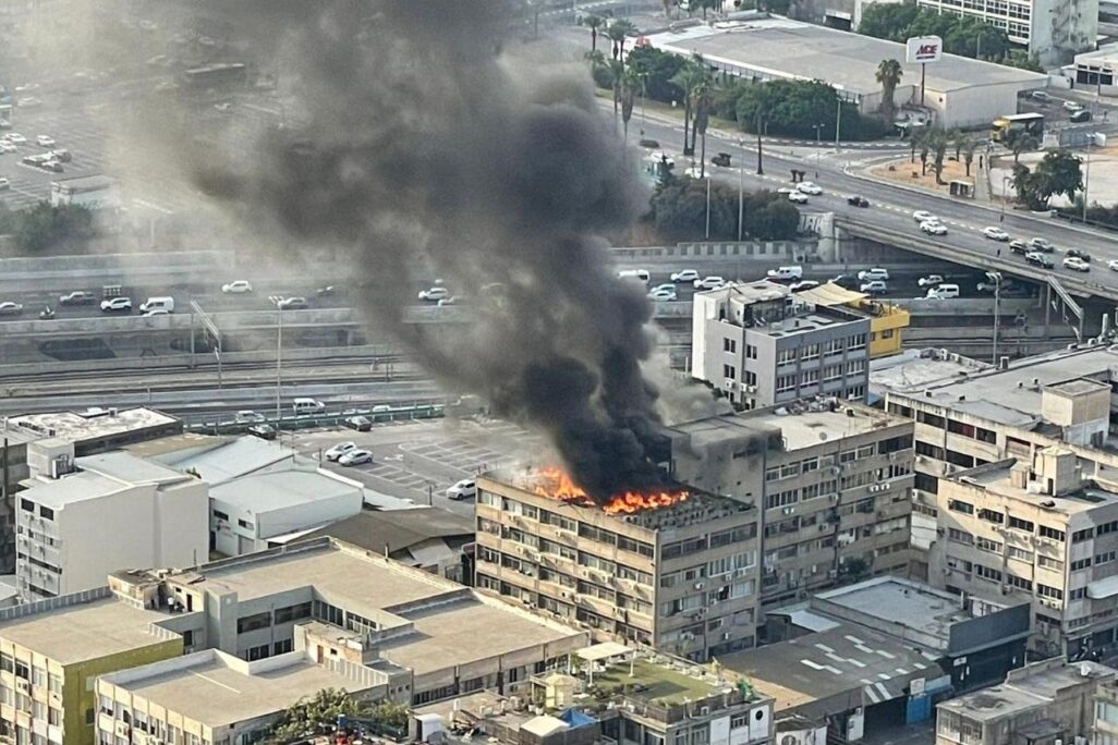 שריפה על גג מבנה ברחוב תושייה בדרום תל אביב (צילום: כבאות והצלה) שריפה על גג מבנה ברחוב תושייה בדרום תל אביב (צילום: כבאות והצלה)