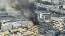 שריפה על גג מבנה ברחוב תושייה בדרום תל אביב (צילום: כבאות והצלה)