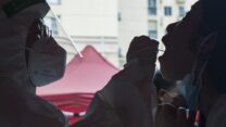 בדיקת קורונה בסין (Chinatopix באמצעות AP)