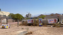 כניסה לקלפי בבחירות המקומיות באילת. "רוצים שתהיה תיירות, כי אם לא, אז אין פרנסה פה" (צילום: יעל אלנתן)