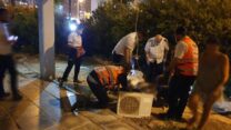 זירה התאונה באשדוד שבה נהרג מתקין מזגנים. "הנחיות מצילות חיים" (צילום: דוברות איחוד הצלה)