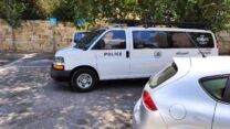 ניידת המשטרה ליד ביתו של מרדכי מונסונגו. "מדוע הממשלה החדשה בוחרת לחדש את הפינויים? יש כלים הרבה יותר אנושיים לדאוג לאלו שממתינים" (צילום: דוד טברסקי)