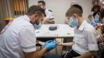 בדיקות סרולוגיות לתלמידים בקריית יערים (צילום: יונתן סינדל / פלאש 90)
