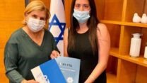 נציבת שוויון הזדמנויות בעבודה עו"ד מרים כבהא (מימין) מגשיה ללשרת הכלכלה אורנה ברביבאי את הדו"ח השנתי של 2020. (צילום: נציבות שוויון הזדמנויות בעבודה)